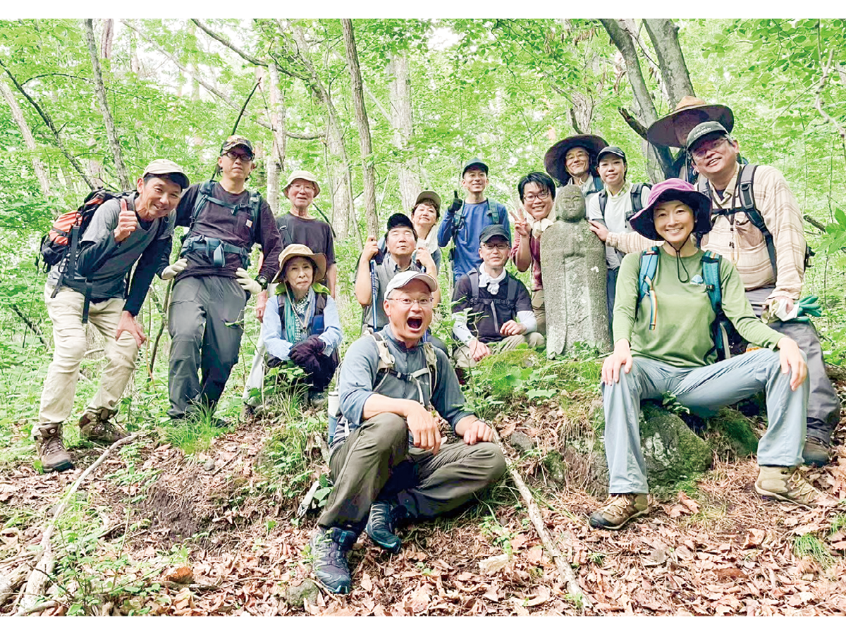 浅間山旧登山道探索や野鳥観察など幅広く活動。6月10日は国有林で特定外来種“オオハンゴンソウ”の駆除を行う予定。参加してみたい方は団長までご連絡を